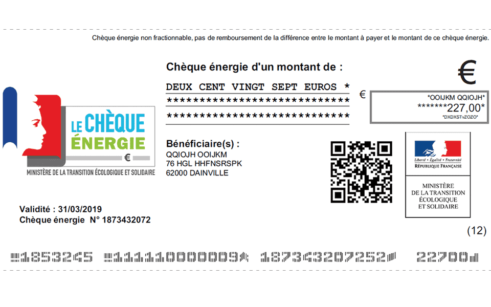 Le chèque énergie, qu’est-ce que c’est ? Petite histoire de la création du chèque énergie Aviez-vous déjà entendu parler du Tarif de Première Nécessité (TPN) ou encore du Tarif Spécial de Solidarité (TSS) pour le gaz ? Ces tarifs sociaux mis en place par l’Etat permettaient aux ménages les plus modestes de bénéficier d’une déduction forfaitaire annuelle sur leurs dépenses d’énergie. Au 1er janvier 2018, ces tarifs sociaux ont disparu, le chèque énergie est né. L’objectif de départ annoncé par le Ministère de la Transition Écologique et Solidaire était le suivant : “mettre en place un dispositif plus équitable, qui bénéficie de la même façon à l’ensemble des ménages en situation de précarité, quelle que soit leur énergie de chauffage et à améliorer l’atteinte de la cible de bénéficiaires.”