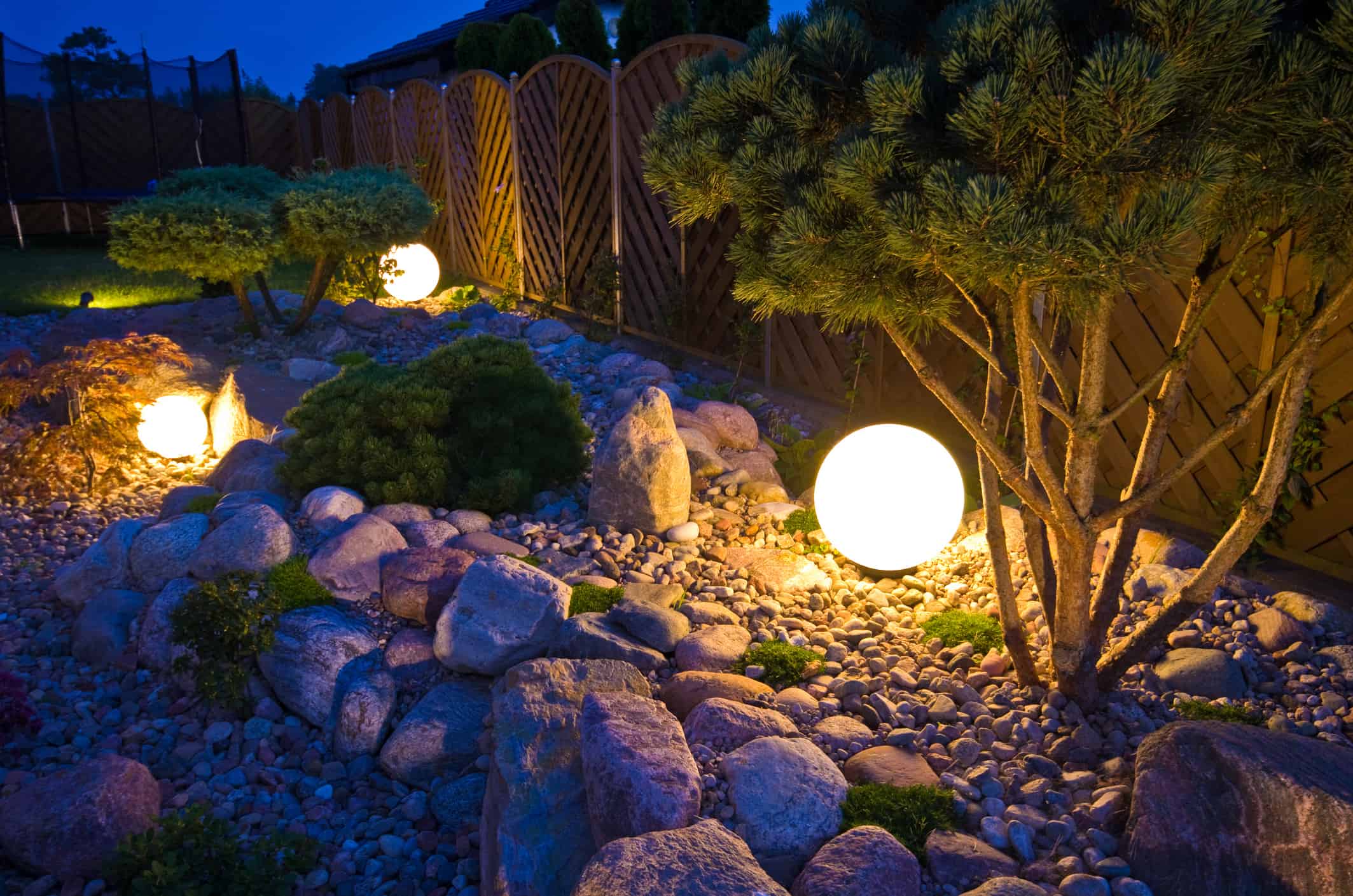Eclairage jardin : comment mettre en valeur votre jardin de nuit